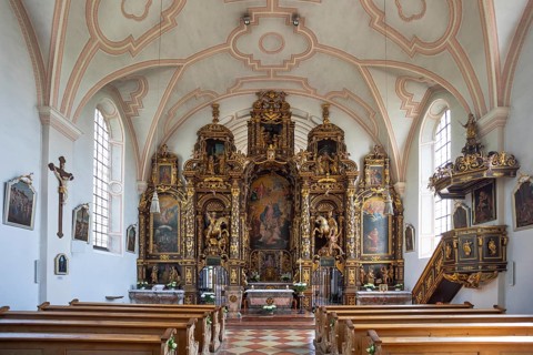 Altar in the pilgrimage church Maria Himmelfahrt in Sammarei