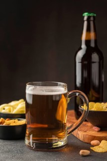 Arrangement with beer mug snacks