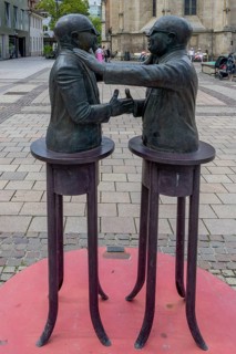 Bronze sculpture manus manum lavat