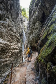 Mountaineers on their way through the Hoellentalklamm