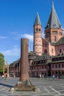 Heunensaeule at the market and in the background Mainzer Dom St Martin and Historic Renaissance Market Fountain
