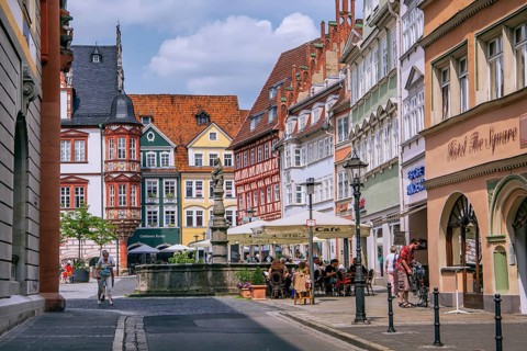 Ketschengasse with old town houses and Spenglerbrunnen on the market square with Prince Albert monument and town house in the old town