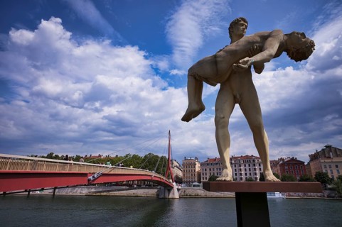 Statue THE WEIGHT OF ONESELF on the banks of the Saone