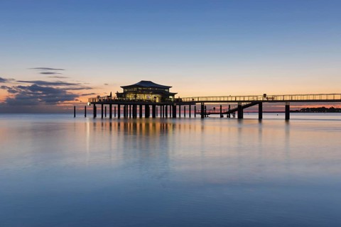 Seeschloesschen with restaurant Wolkenlos at dusk