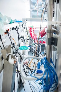 Supply hoses and cables in an intensive care unit