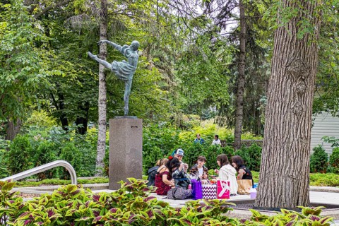 Visitors picnicking in Assiniboine Park