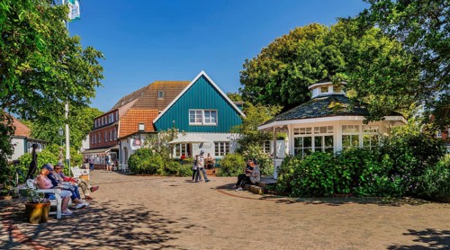 Dorfstrasse Westerloog with pavilion at the town hall