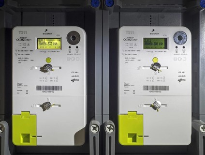 Two Fluvius Siconia T211 3-phase smart meters in flat