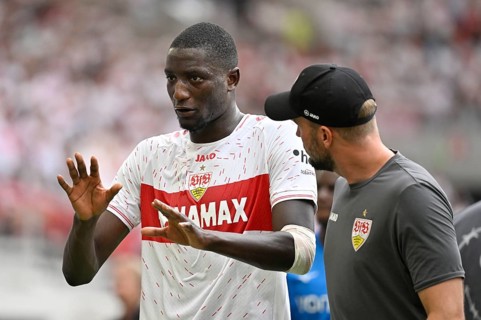 Coach Sebastian Hoeness VfB Stuttgart talking to Serhou Guirassy VfB Stuttgart