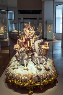 Table centrepiece with Neptune and Amphitrite in a shell carriage