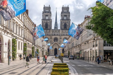 Rue Jeanne d'Arc boulevard and the cathedral in Orleans