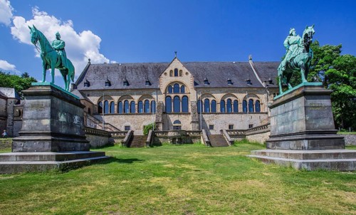 Imperial Palace with the equestrian statues of Emperor Wilhelm I and Emperor Barbarossa