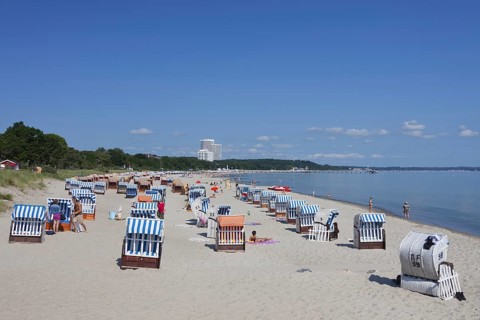 Maritim Hotel and roofed wicker beach chairs along the Baltic Sea at Timmendorfer Strand
