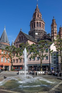 Hoefchenbrunnen and in the background Mainzer Dom St Martin