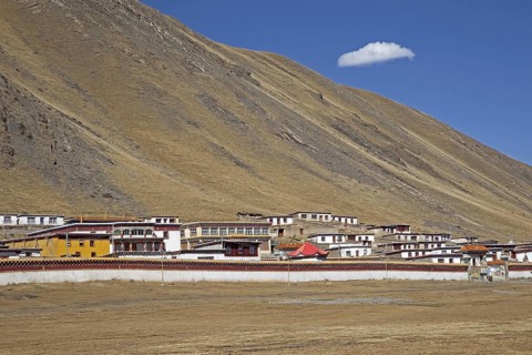 Tibetan monastery Sershu Dzong in the village Sershu