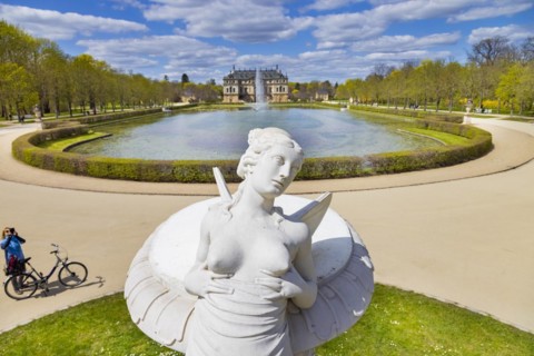 Palais in the Great Garden with Palai Pond and Corradini Vase
