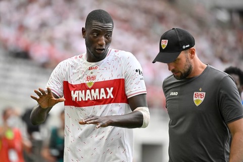 Coach Sebastian Hoeness VfB Stuttgart talking to Serhou Guirassy VfB Stuttgart