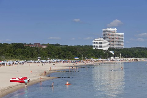 Maritim Hotel and roofed wicker beach chairs along the Baltic Sea at Timmendorfer Strand