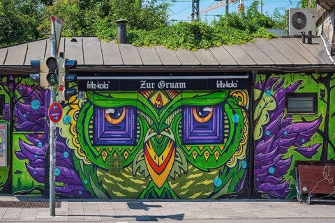 Pub -zur Gruam- with graffiti in Sendling