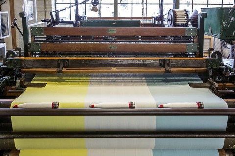 Mechanical flying shuttle loom