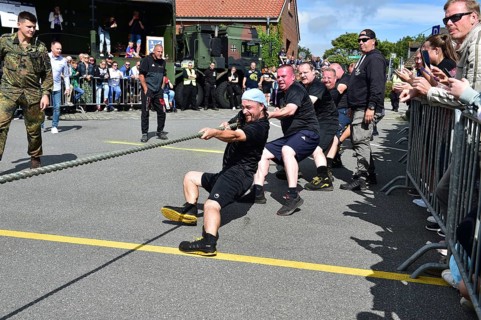 Tug of war at the Husum Harbour Festival 2023