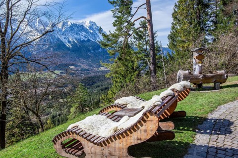 Sun loungers in front of the Martinshuette with a view of the valley