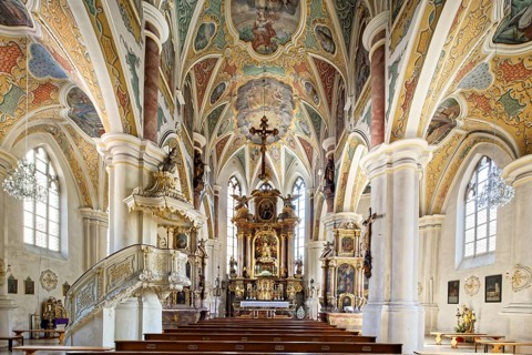 Nave with pulpit