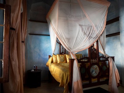 Luxury room with four-poster bed yellow