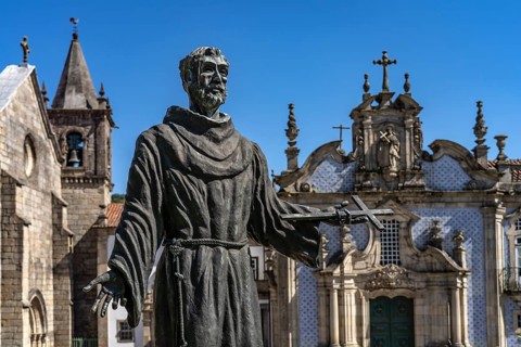 Statue of St. Francis in front of the church Igreja de Sao Francisco