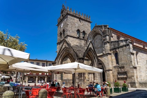 Restaurants in the Largo da Oliveira square and the Igreja de Nossa Senhora da Oliveira church