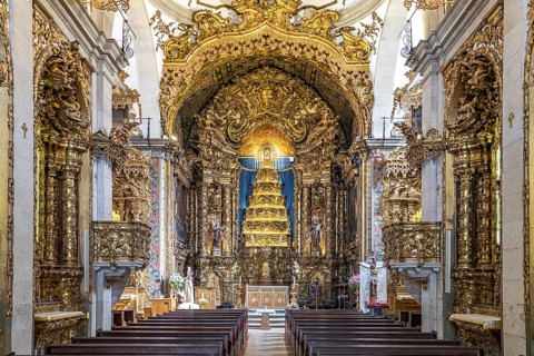 Interior and altar of the church Igreja do Carmo