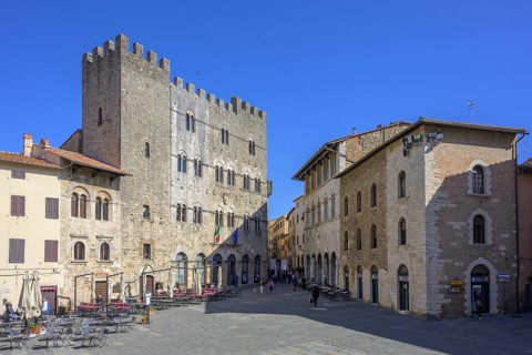 Piazza Giuseppe Garibaldi in front of the cathedral
