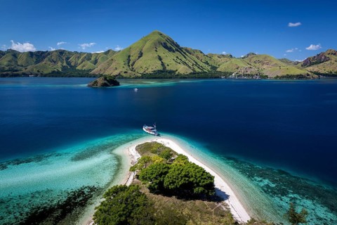 Small boat on the beach