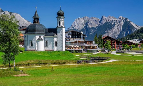 Seekirchl on the high plateau on the outskirts of the village with the northern Karwendel mountain range