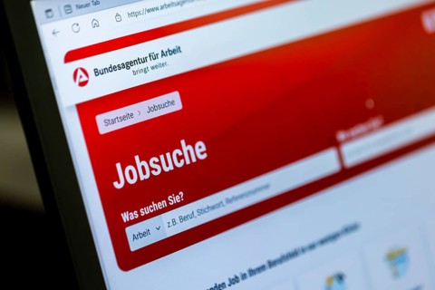 Website of the Federal Employment Agency on a notebook monitor with the function to search for job offers on the internet