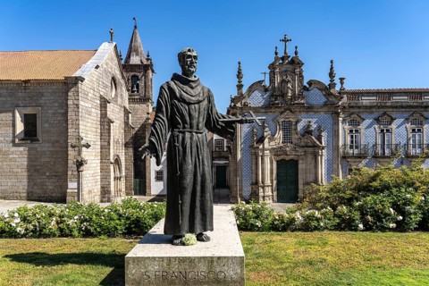 Statue of St. Francis in front of the church Igreja de Sao Francisco