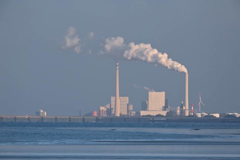 View of the Wilhelmshaven refinery from the island of Minsener Oog