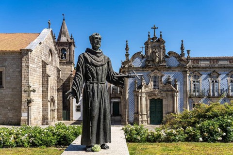 Statue of St. Francis in front of the church Igreja de Sao Francisco