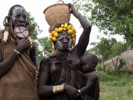 Women with infant of the Mursi tribe