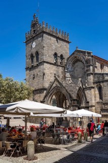 Restaurants in the Largo da Oliveira square and the Igreja de Nossa Senhora da Oliveira church