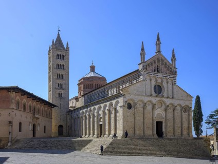 Piazza Giuseppe Garibaldi with the Cathedral di San Cerbone