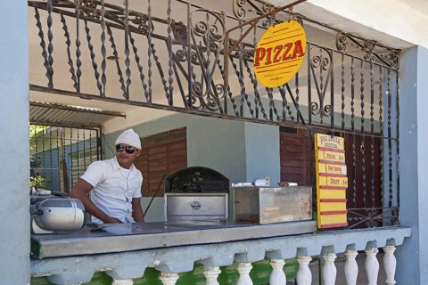 Pizzeria selling peso pizza in Niquero