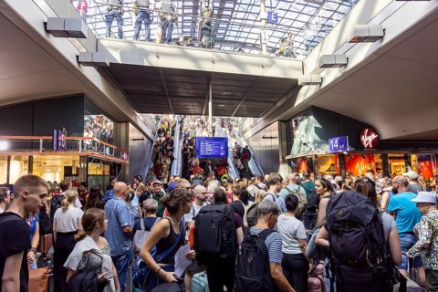 Heavy travel traffic at main station
