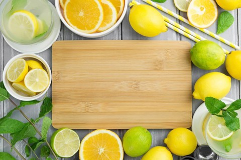 Citrus frame with straws mint