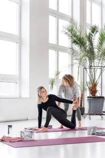 Full shot woman practice yoga mat