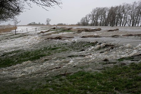 Overtopping of the dike during a storm surge on the Lower Weser island of Strohauser Plate