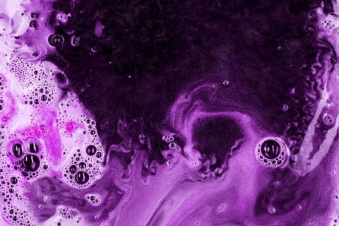 Detergent liquid with purple foam