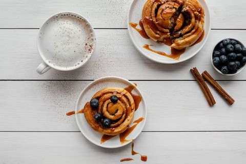 Top view cinnamon rolls wooden table