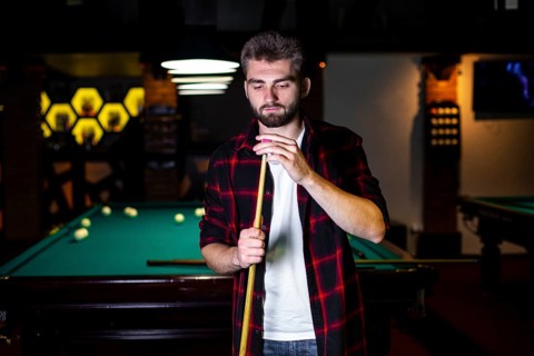 Medium shot guy with pool cue chalk