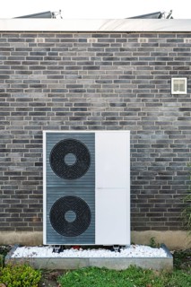 A heat pump in front of a bungalow in Hilden